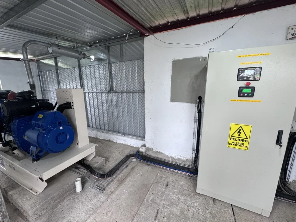 Instalación completa sistema energía respaldo avícola con caseta protegida ventilación Pedro Vicente Maldonado